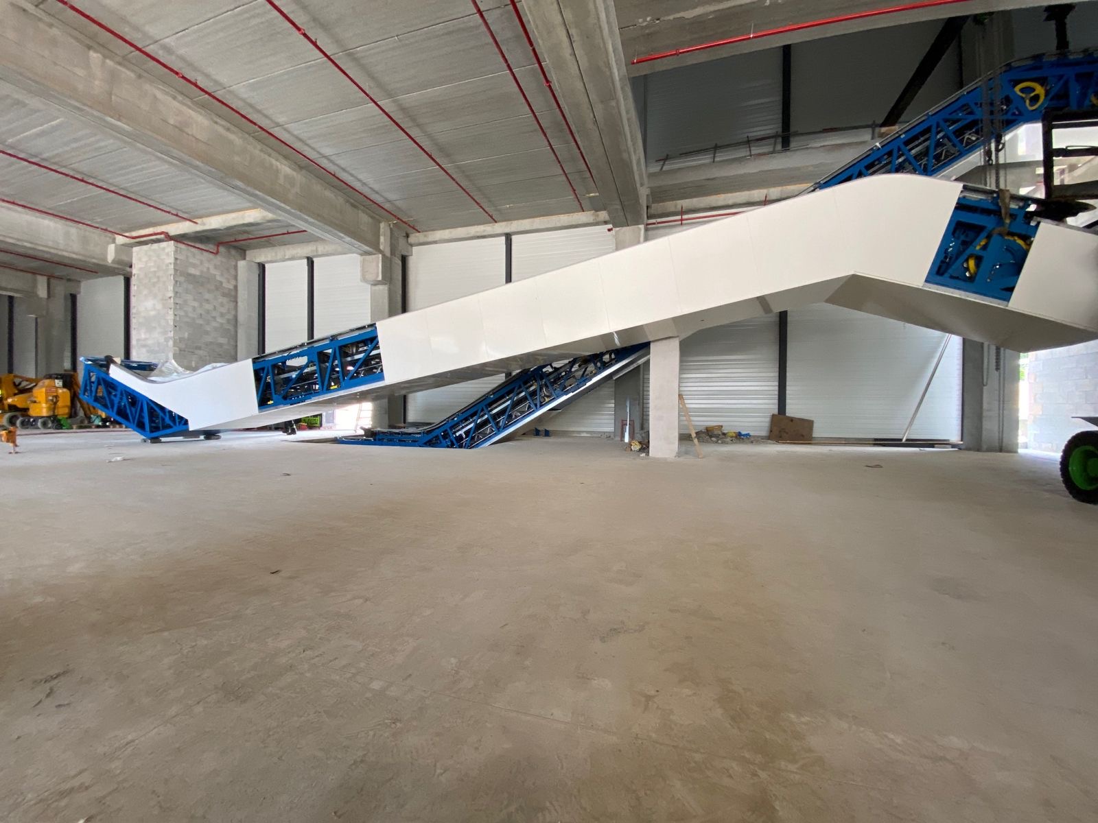 Carrefour Nice — 4 escaliers